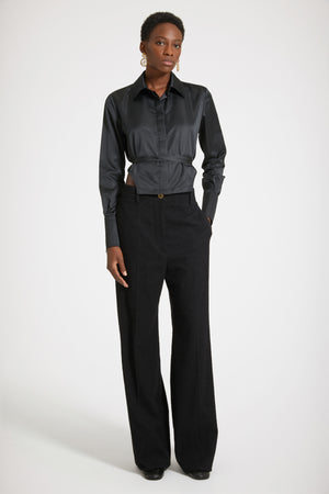 Camicia corta con ritagli in raso sostenibile