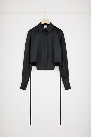 Camicia corta con ritagli in raso sostenibile