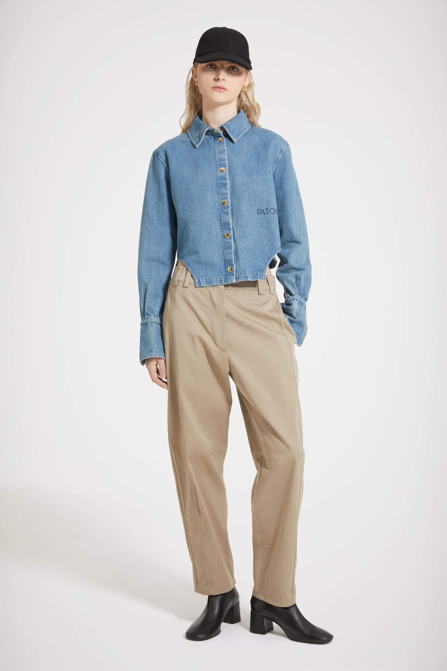 Patou - Camicia corta con ritagli in denim bio - Ice Blue - Sinfonia in Patou maggiore.Camicia in denim di cotone bio blu ghiacciao. Lavaggio laser sostenibile. Silhouette corta con ritagli a ispirazione violino ai lati. Bottoni a pressione oro sul davanti e ai polsi. Cintura in vita con tunnel sul retro. Pieghe ai polsini.