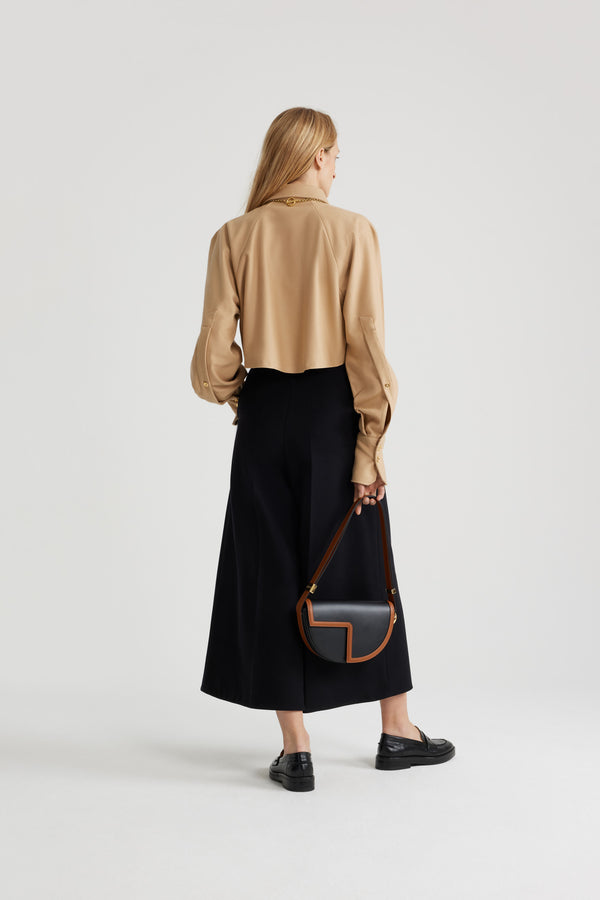 Patou - サステナブル ウールブレンド クロップド シャツ - Gray Sand - グレーサンドのサステナブル ウール混フランネルシャツ。クロップド丈。シャツカラー。ゴールドトーンのJP刻印入りボタン。フロントにパトゥの刺繍。ラグランスリーブ。袖口にボタン付き。