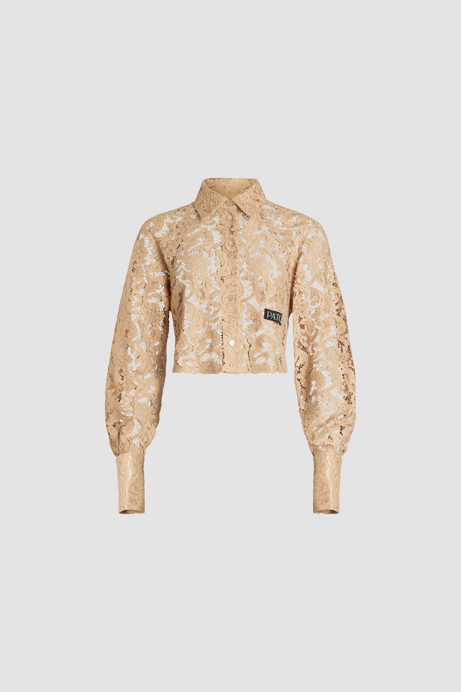Patou - オーガニックコットンブレンド レース クロップド シャツ - Gray Sand - グレーサンドのオーガニックコットン＆サステナブルビスコース混紡 レースシャツ。クロップド丈。シャツカラー。JP刻印入りマザー・オブ・パールボタン。前面にPatouラベル。ラグランスリーブ。袖口にボタン付き。