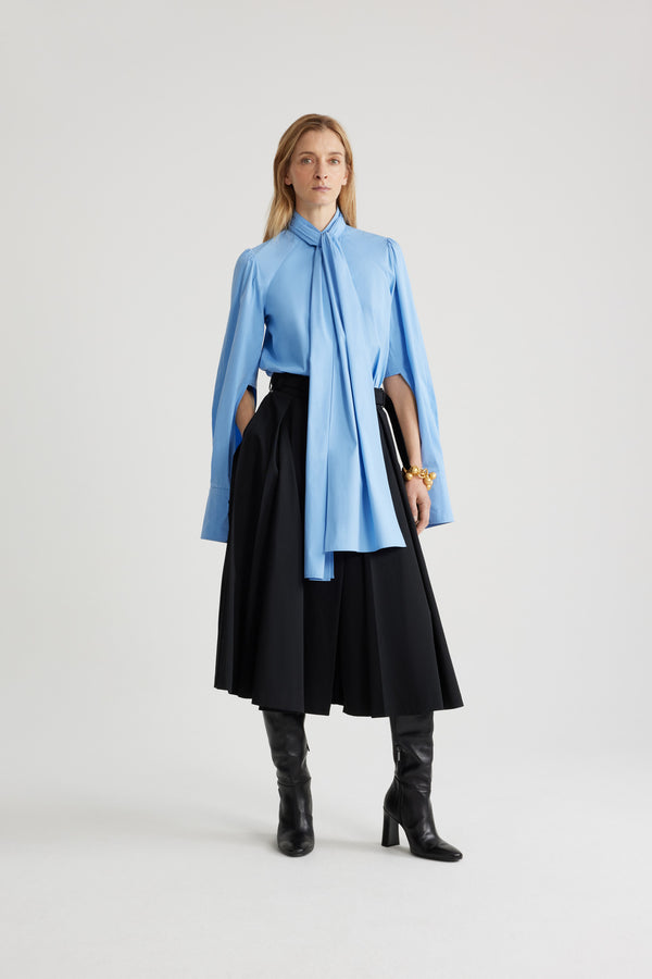 Patou - Lavallière blouse in organic cotton - Airy Blue - Airy Blue organic cotton blouse. Stand collar with removable lavallière bow. JP-engraved mother-of-pearl buttons. Volume raglan sleeves with puff shoulders and buttoned French cuffs.