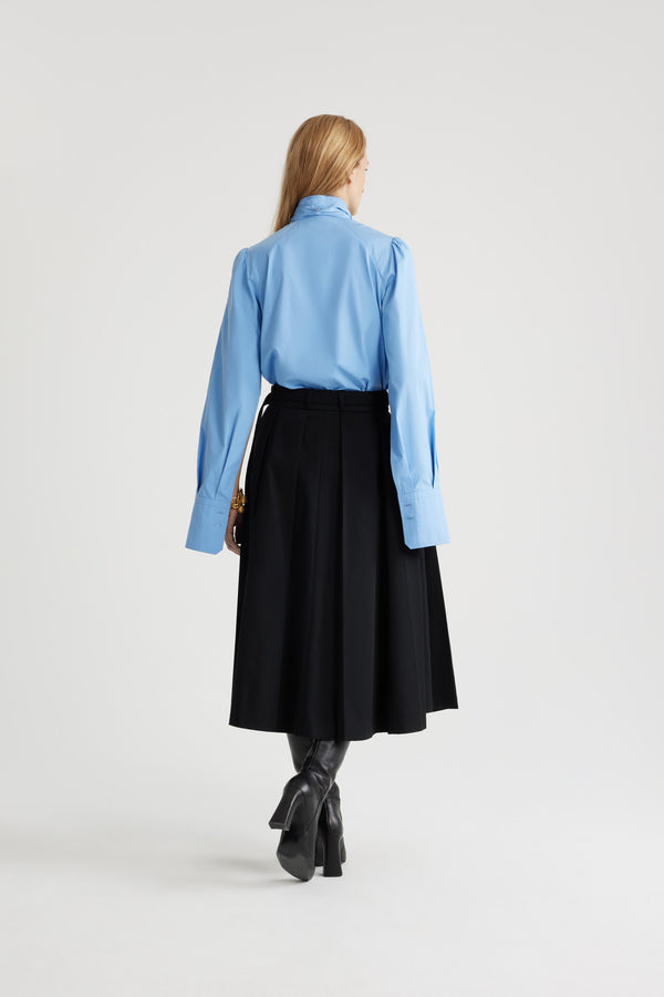 Patou - Lavallière blouse in organic cotton - Airy Blue - Airy Blue organic cotton blouse. Stand collar with removable lavallière bow. JP-engraved mother-of-pearl buttons. Volume raglan sleeves with puff shoulders and buttoned French cuffs.