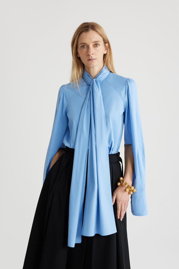 Patou - Lavallière blouse in organic cotton - Airy Blue - Airy Blue organic cotton blouse. Stand collar with removable lavallière bow. JP-engraved mother-of-pearl buttons. Volume raglan sleeves with puff shoulders and buttoned French cuffs.