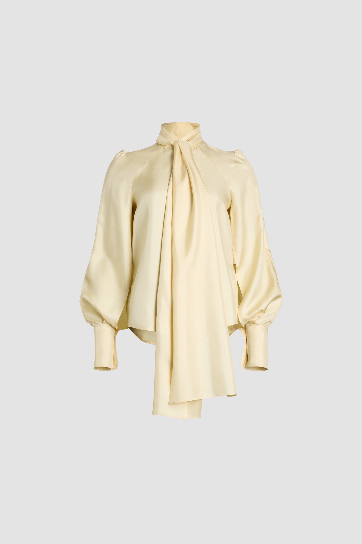 Patou - Chemise à col lavallière en soie bio - Angora - Chemise en soie bio blanc cassé. Col lavallière amovible. Boutons en nacre gravés JP. Manches raglan volumineuses avec épaules bouffantes et poignets boutonnés.