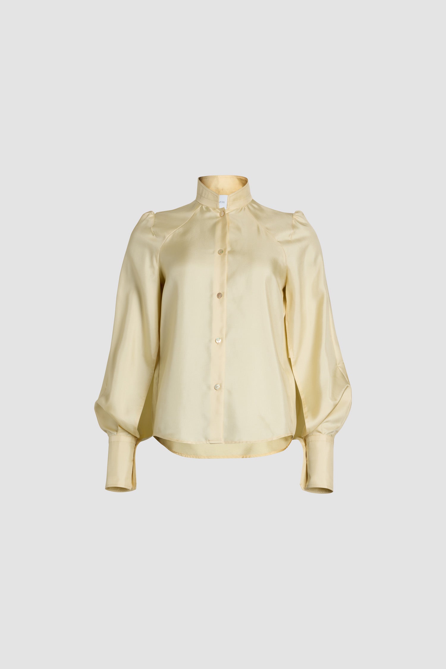 Patou - Chemise à col lavallière en soie bio - Angora - Chemise en soie bio blanc cassé. Col lavallière amovible. Boutons en nacre gravés JP. Manches raglan volumineuses avec épaules bouffantes et poignets boutonnés.