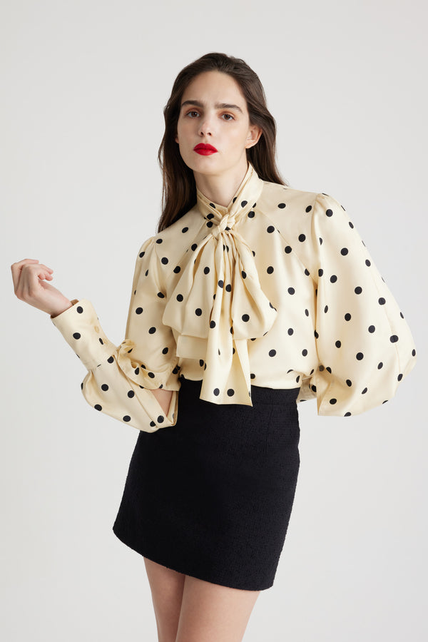 Patou - Chemise à col lavallière en soie bio imprimée - Angora Dots - Chemise en soie bio blanc cassé. Motif pois. Col lavallière amovible. Boutons en nacre gravés JP. Manches raglan volumineuses avec épaules bouffantes et poignets boutonnés.