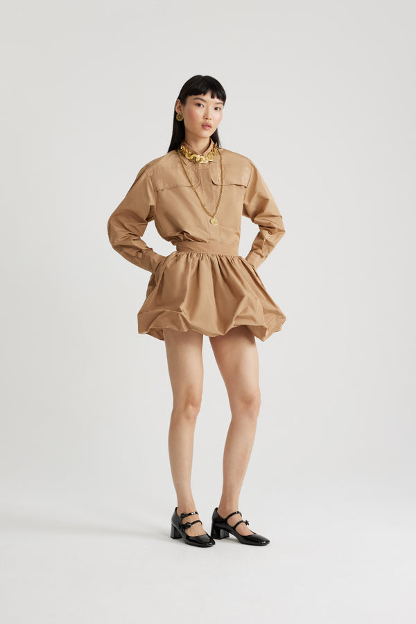 Patou - Camicia safari in faglia riciclata - Gray Sand - Camicia in faglia riciclata color sabbia. Taglio dritto. Colletto da camicia. Chiusura nascosta con bottoni in madreperla incisi JP. Tasche a toppa alte sul petto. Polsini abbottonati.