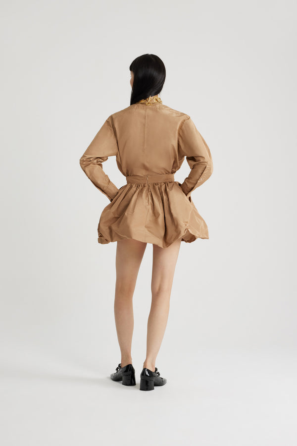 Patou - Camicia safari in faglia riciclata - Gray Sand - Camicia in faglia riciclata color sabbia. Taglio dritto. Colletto da camicia. Chiusura nascosta con bottoni in madreperla incisi JP. Tasche a toppa alte sul petto. Polsini abbottonati.