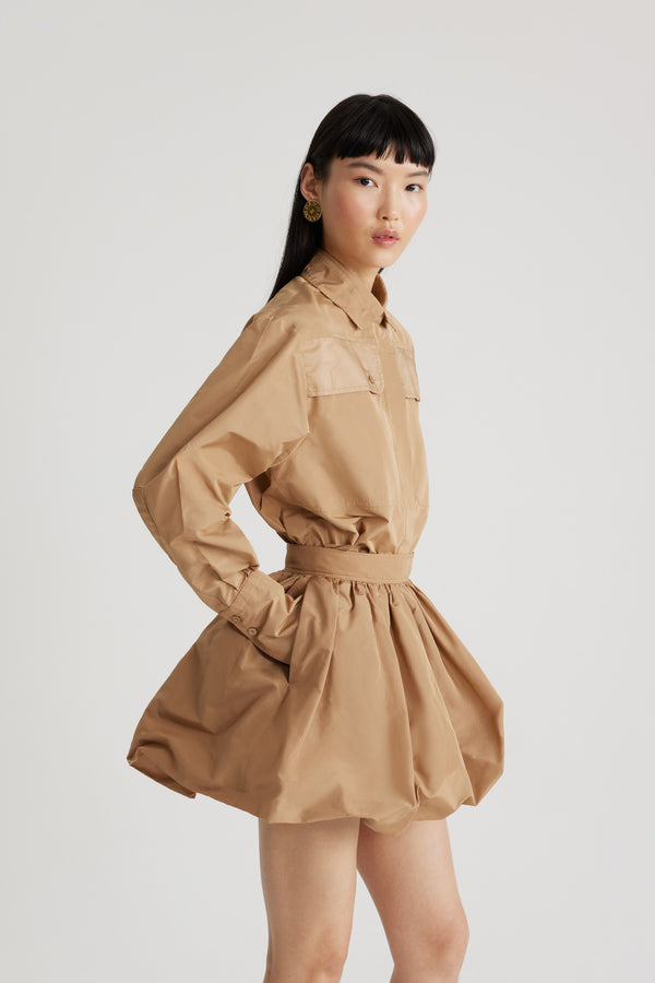 Patou - Camicia safari in faglia riciclata - Gray Sand - Camicia in faglia riciclata color sabbia. Taglio dritto. Colletto da camicia. Chiusura nascosta con bottoni in madreperla incisi JP. Tasche a toppa alte sul petto. Polsini abbottonati.