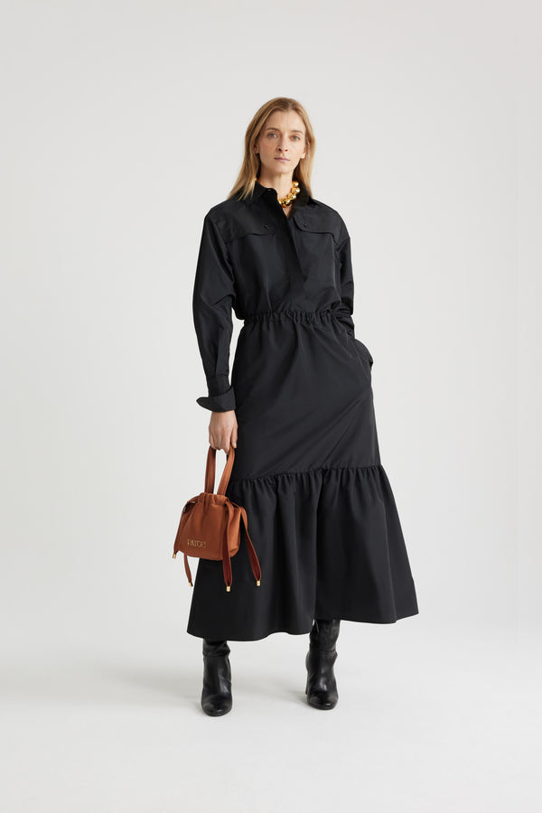 Patou - Camicia safari in faglia riciclata - Black - Camicia in faglia riciclata nera. Taglio dritto. Colletto da camicia. Chiusura nascosta con bottoni in madreperla incisi JP. Tasche a toppa alte sul petto. Polsini abbottonati.