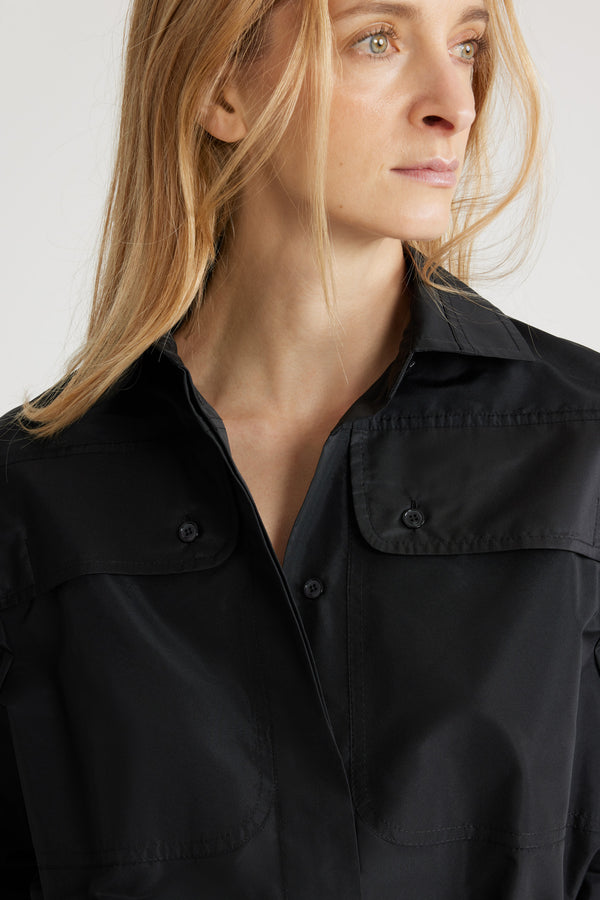 Patou - Camicia safari in faglia riciclata - Black - Camicia in faglia riciclata nera. Taglio dritto. Colletto da camicia. Chiusura nascosta con bottoni in madreperla incisi JP. Tasche a toppa alte sul petto. Polsini abbottonati.