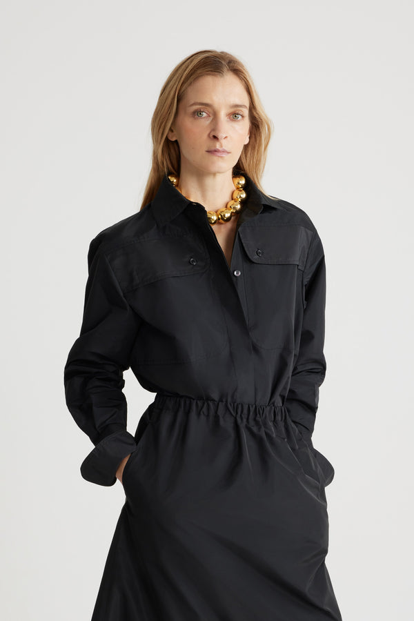 Patou - Camicia safari in faglia riciclata - Black - Camicia in faglia riciclata nera. Taglio dritto. Colletto da camicia. Chiusura nascosta con bottoni in madreperla incisi JP. Tasche a toppa alte sul petto. Polsini abbottonati.