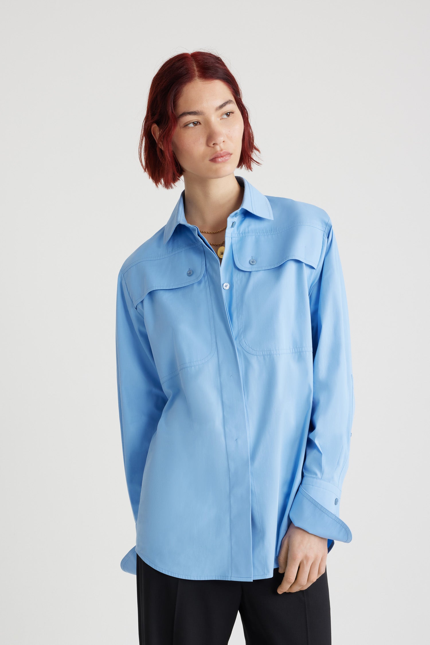 Patou - Camicia safari in cotone bio - Airy Blue - Camicia in cotone bio celeste. Taglio dritto. Colletto da camicia. Chiusura nascosta con bottoni in madreperla incisi JP. Tasche a toppa alte sul petto. Polsini abbottonati.