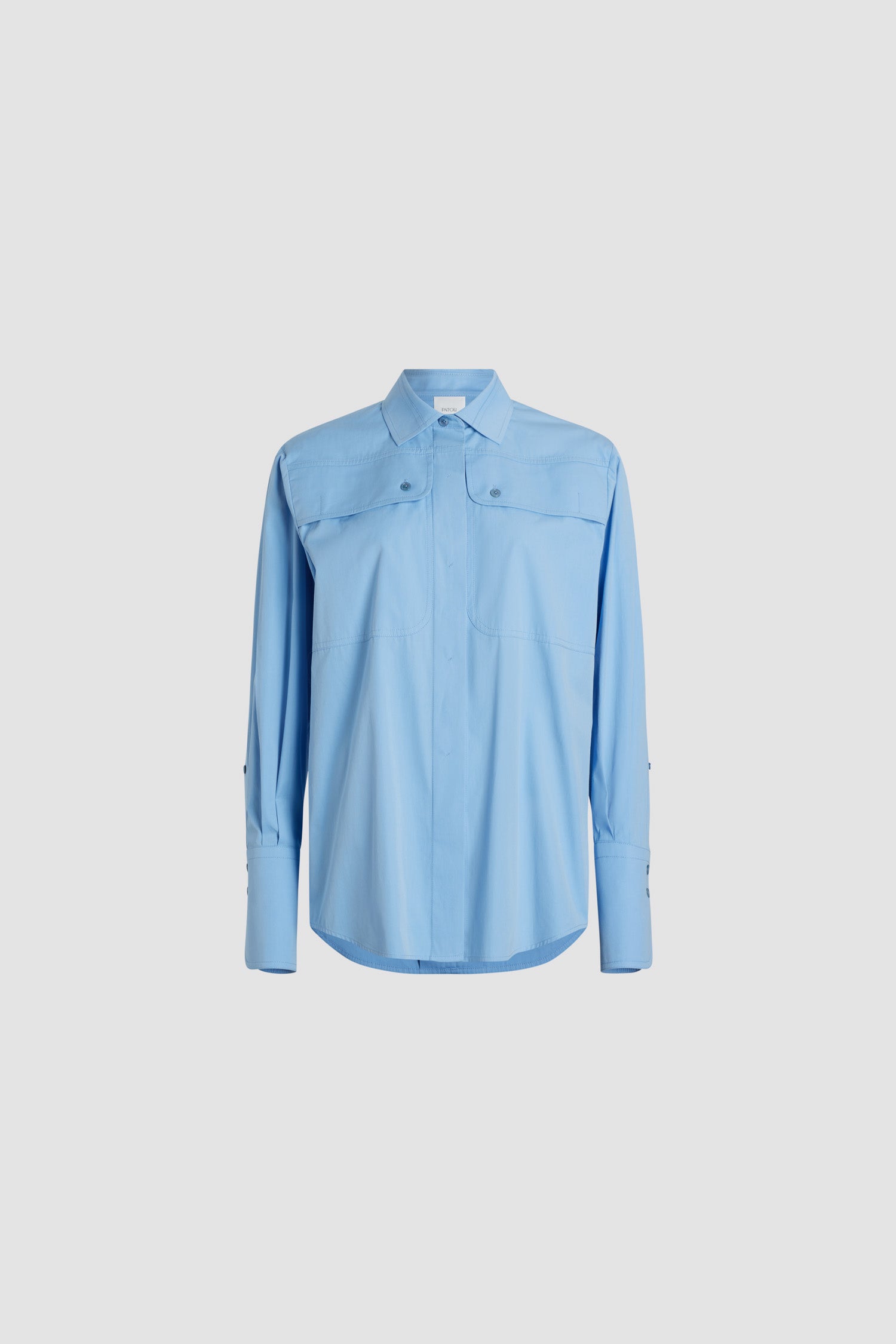 Patou - Camicia safari in cotone bio - Airy Blue - Camicia in cotone bio celeste. Taglio dritto. Colletto da camicia. Chiusura nascosta con bottoni in madreperla incisi JP. Tasche a toppa alte sul petto. Polsini abbottonati.