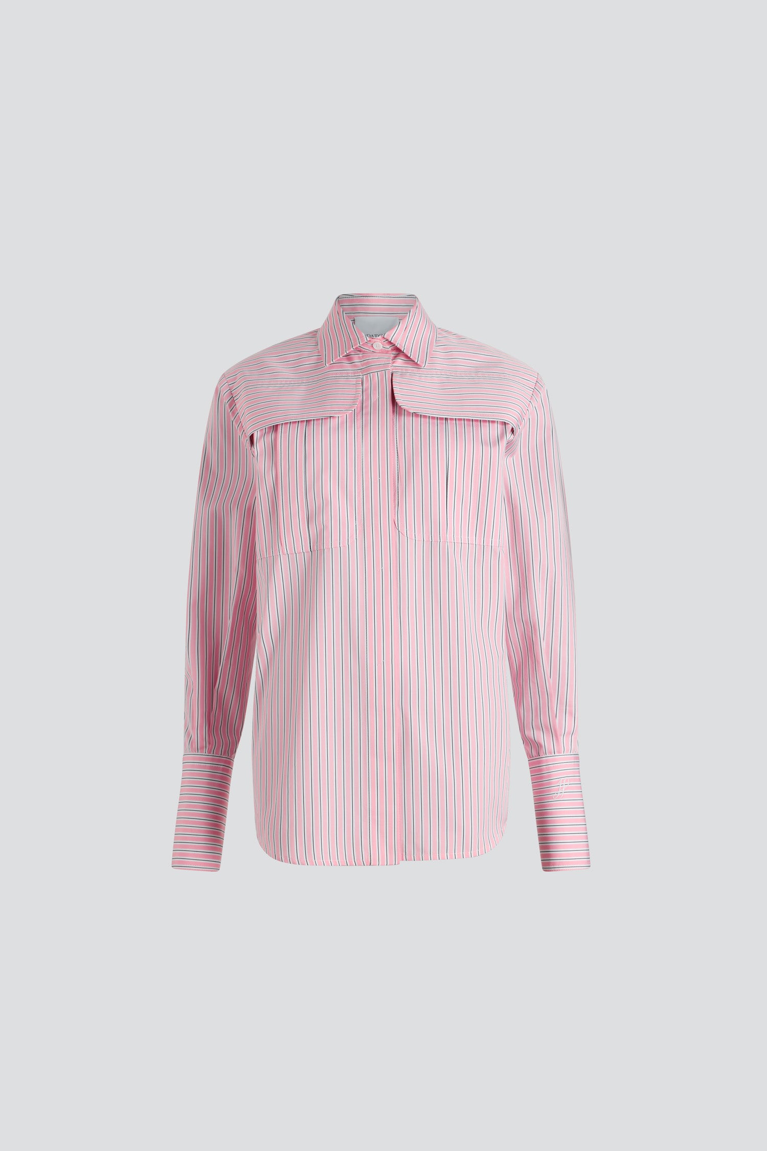 Patou - 프린트 장식 오가닉 코튼 포플린 소재 사파리 셔츠 - Primrose Pink Stripes - 프림로즈 핑크 오가닉 코튼 포플린 셔츠. 스트라이프 패턴. 스트레이트 실루엣. 셔츠 칼라. 앞면의 히든 버튼 클로저. 가슴 부분의 하이 플랩 포켓. 버튼 커프스, 왼쪽 슬리브의 JP 모노그램 자수 장식.