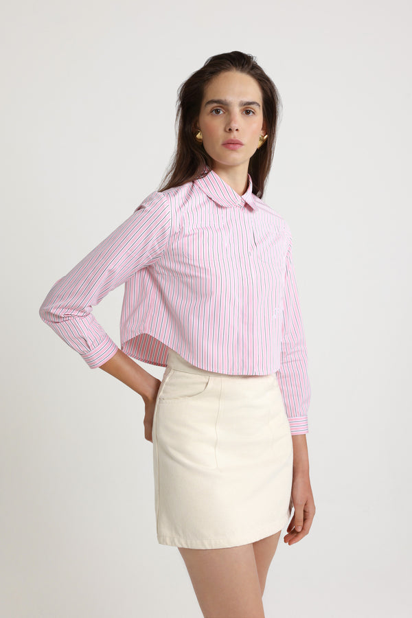 Patou - Camicia corta in popeline di cotone bio stampato - Primrose Pink Stripes - Camicia in popeline di cotone bio rosa. Fantasia a righe. Modello corto. Colletto tondo. Abbottonatura nascosta. Tasche a toppa alte sul petto. Maniche accorciate con polsini abbottonati. Monogramma JP ricamato sul davanti.