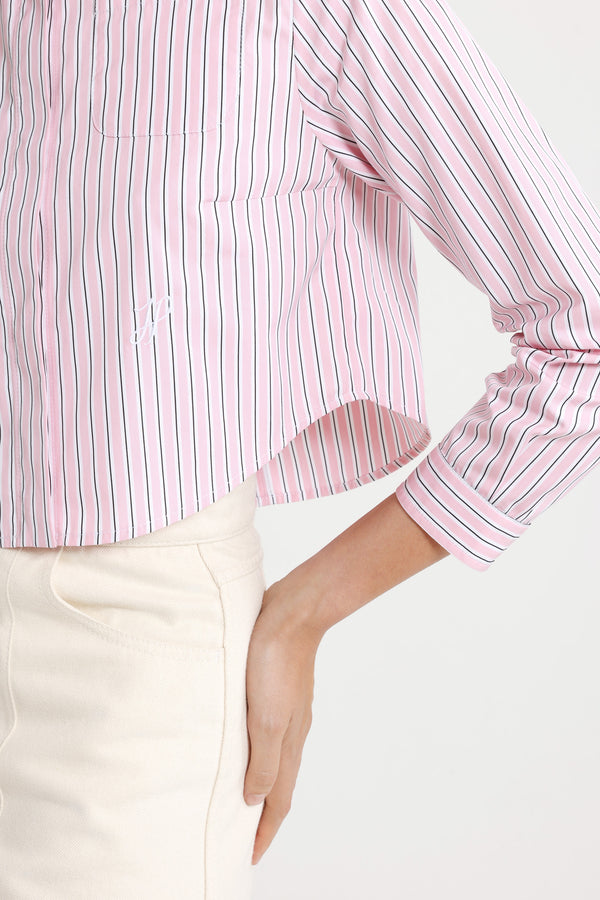 Patou - Camicia corta in popeline di cotone bio stampato - Primrose Pink Stripes - Camicia in popeline di cotone bio rosa. Fantasia a righe. Modello corto. Colletto tondo. Abbottonatura nascosta. Tasche a toppa alte sul petto. Maniche accorciate con polsini abbottonati. Monogramma JP ricamato sul davanti.