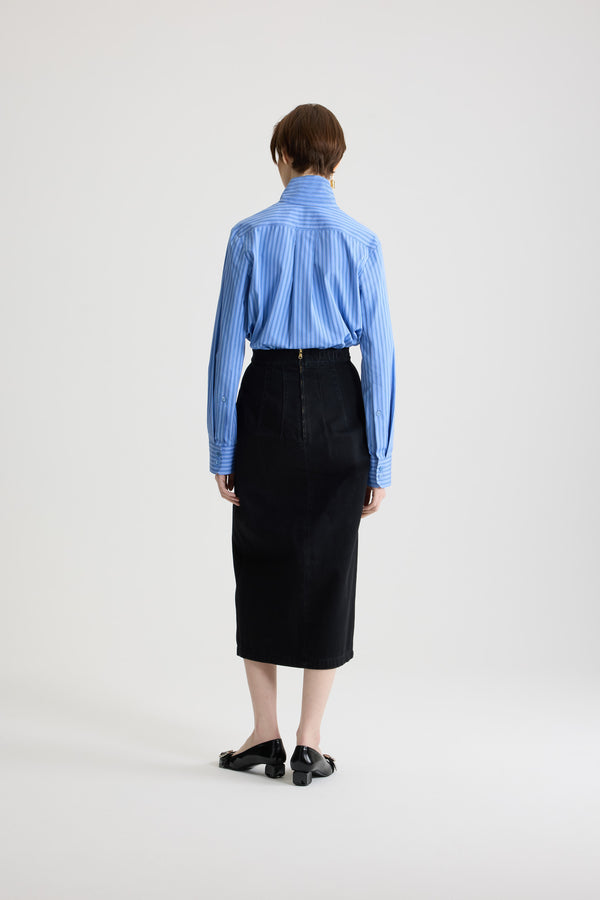 Patou - Blouse à col foulard en popeline de coton bio imprimée - Ice Blue Stripes - Blouse en coton bio bleu glacier. Motif rayé. Col foulard avec à l’avant. Fermeture par bouton dissimulé à l’avant. Poignets boutonnés. Logo Patou brodé sur le devant.