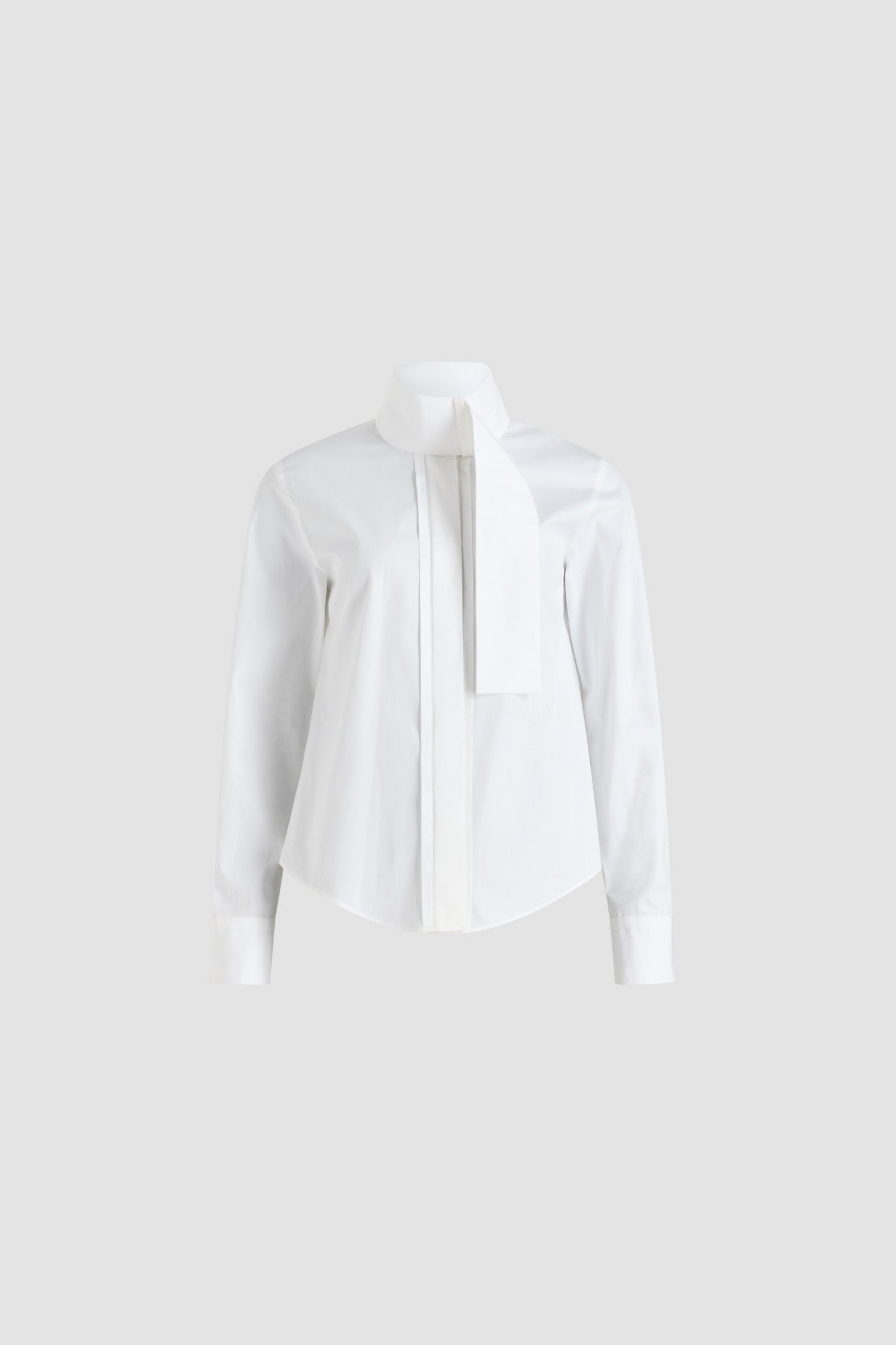 Patou - Blusa con collo a sciarpa in popeline di cotone bio - White - Blusa in cotone bio bianco. Collo a sciarpa con passante sul davanti. Chiusura sul davanti con bottone nascosto. Polsini abbottonati. Logo Patou ricamato sul davanti.