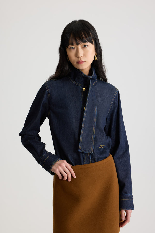 Patou - Blusa con collo a sciarpa in denim misto cotone - Blue Moon Rodeo - Blusa in denim misto cotone Blue Moon Rodeo. Collo a sciarpa con passante sul davanti. Bottoni a pressione con monogramma JP oro inciso. Polsini abbottonati. Logo Patou ricamato sul davanti. Impunture a contrasto.