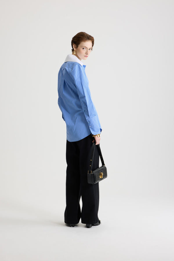 Patou - Blouse à col large en popeline de coton bio imprimée - Ice Blue Stripes - Blouse en coton bio bleu glacier. Motif rayé. Col cubain large. Fermeture par bouton dissimulé à l’avant. Poignets boutonnés. Plis sur les manches et à l’arrière. Logo Patou brodé sur le devant.