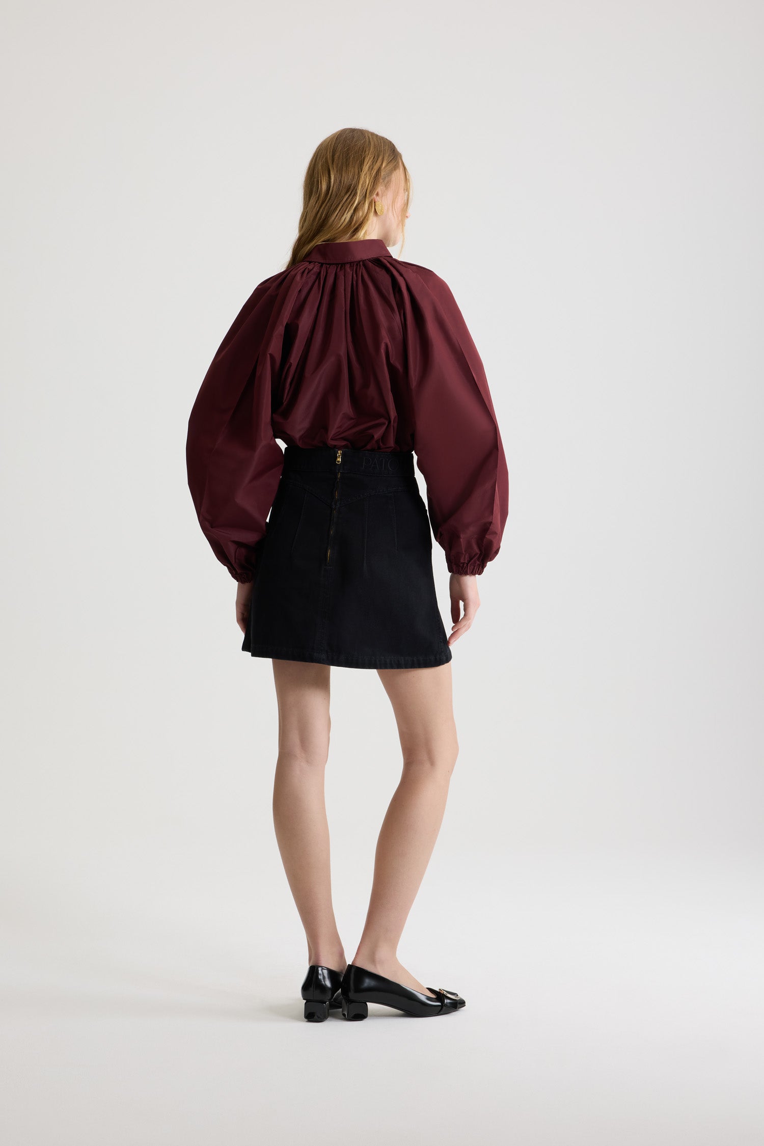 Patou - Blouse bouffante en faille recyclée - Vignola - Blouse en faille de polyester recyclé bordeaux Vignola. Silhouette volumineuse. Modèle légèrement court. Col chemise classique. Fermeture par bouton dissimulé à l’avant. Manches ballon avec poignets élastiques. Ourlet bouffant.