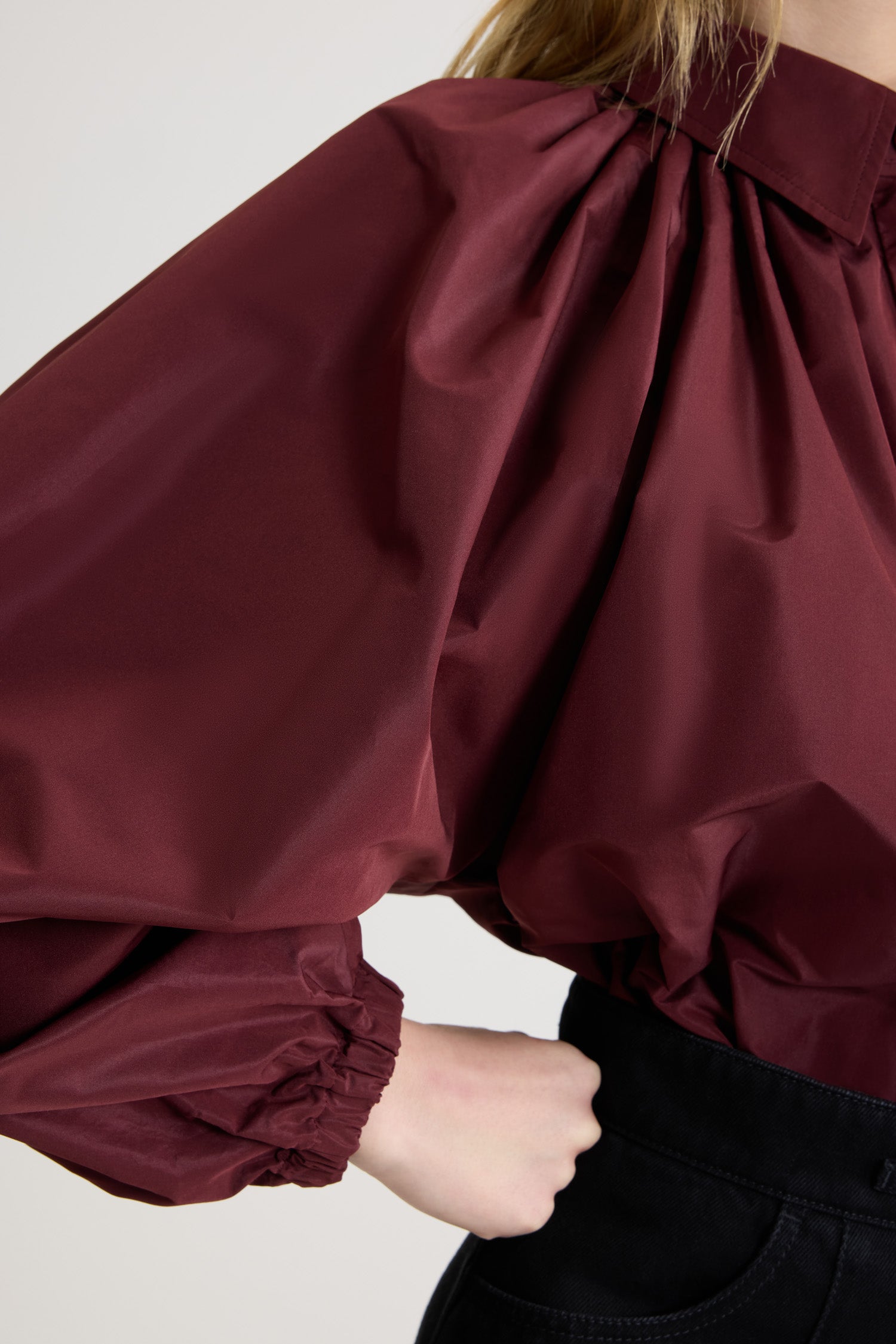 Patou - Blouse bouffante en faille recyclée - Vignola - Blouse en faille de polyester recyclé bordeaux Vignola. Silhouette volumineuse. Modèle légèrement court. Col chemise classique. Fermeture par bouton dissimulé à l’avant. Manches ballon avec poignets élastiques. Ourlet bouffant.