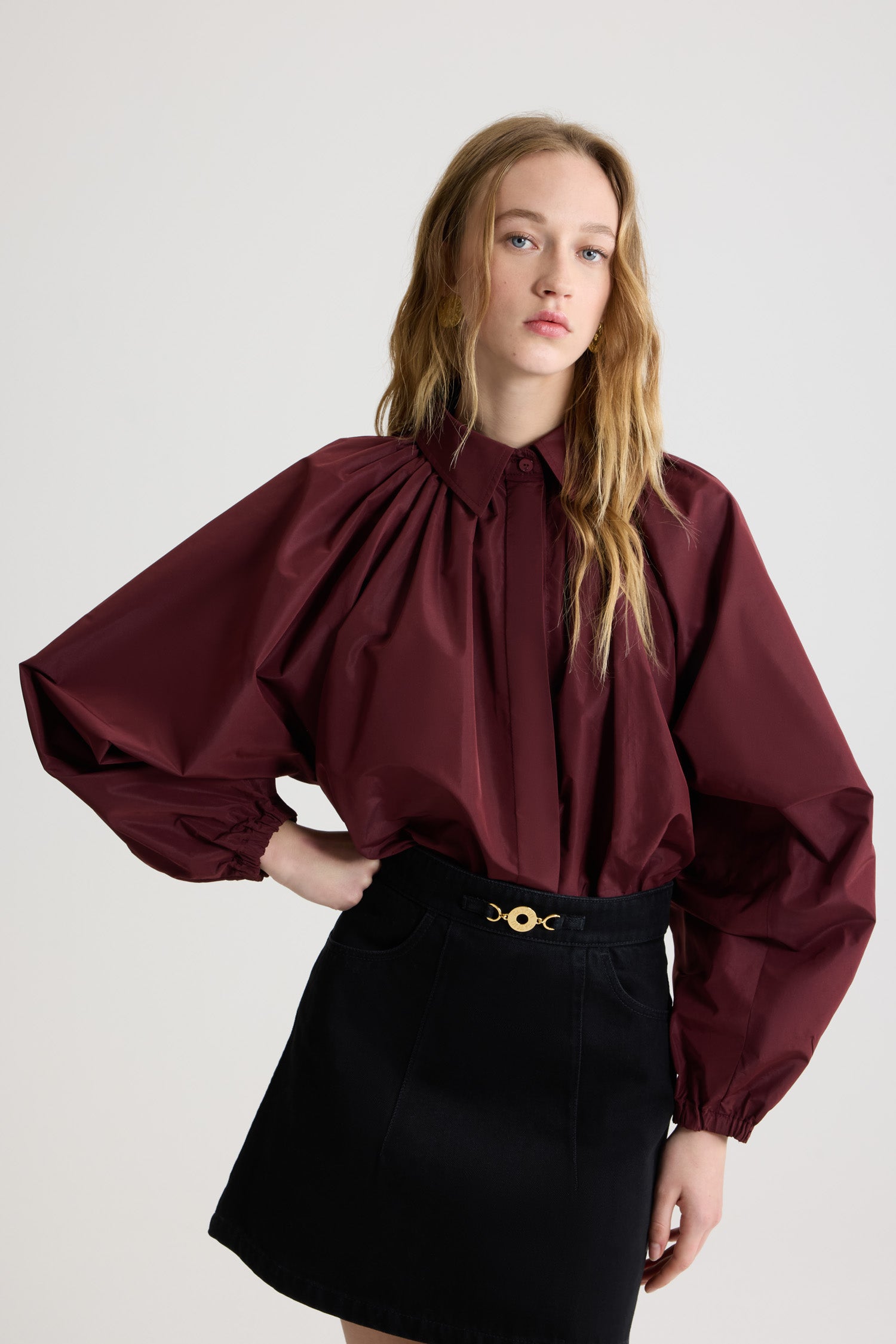Patou - Blouse bouffante en faille recyclée - Vignola - Blouse en faille de polyester recyclé bordeaux Vignola. Silhouette volumineuse. Modèle légèrement court. Col chemise classique. Fermeture par bouton dissimulé à l’avant. Manches ballon avec poignets élastiques. Ourlet bouffant.
