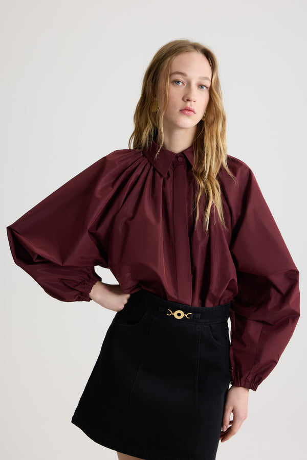 Patou - リサイクルファイユ バブル ブラウス - Vignola - ヴィニョーラマルーンのリサイクルポリエステルファイユ製ブラウス。ボリュームシルエット。ややクロップド丈。クラシックなシャツカラー。隠しボタン留め。袖口に伸縮性があるバルーンスリーブ。裾にバブルエフェクト。