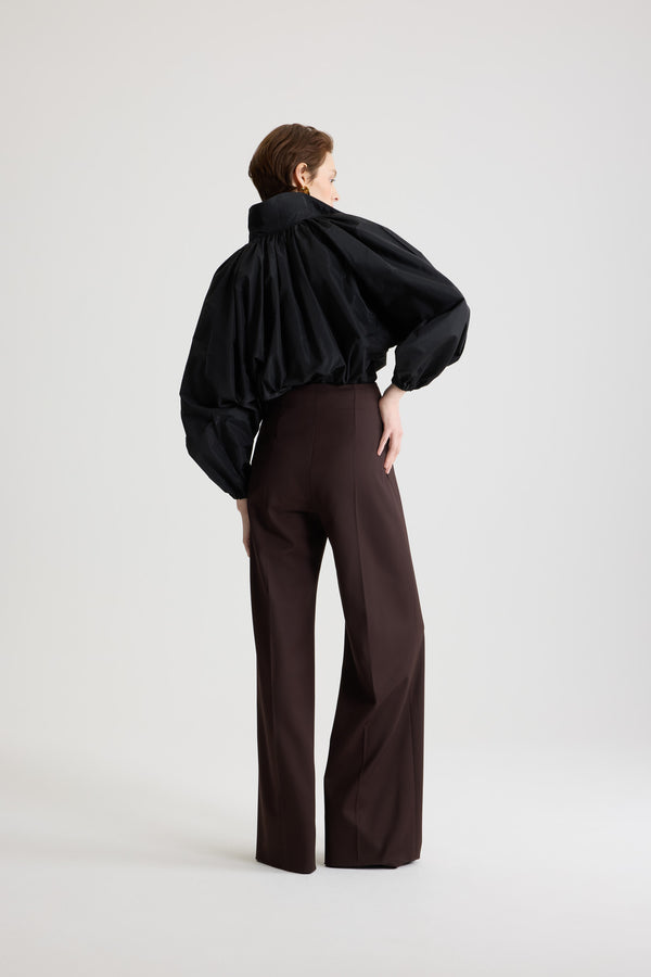 Patou - リサイクルファイユ バブル ブラウス - Black - ブラックのリサイクルポリエステルファイユ製ブラウス。ボリュームシルエット。ややクロップド丈。クラシックなシャツカラー。隠しボタン留め。袖口に伸縮性があるバルーンスリーブ。裾にバブルエフェクト。