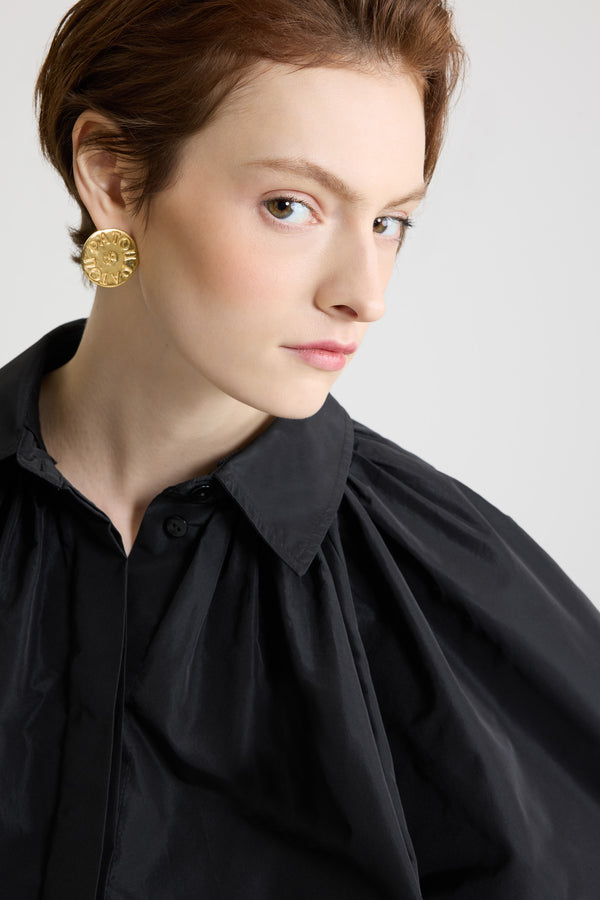 Patou - リサイクルファイユ バブル ブラウス - Black - ブラックのリサイクルポリエステルファイユ製ブラウス。ボリュームシルエット。ややクロップド丈。クラシックなシャツカラー。隠しボタン留め。袖口に伸縮性があるバルーンスリーブ。裾にバブルエフェクト。