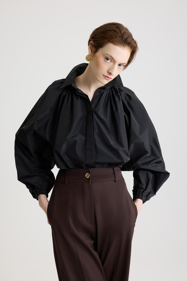 Patou - リサイクルファイユ バブル ブラウス - Black - ブラックのリサイクルポリエステルファイユ製ブラウス。ボリュームシルエット。ややクロップド丈。クラシックなシャツカラー。隠しボタン留め。袖口に伸縮性があるバルーンスリーブ。裾にバブルエフェクト。