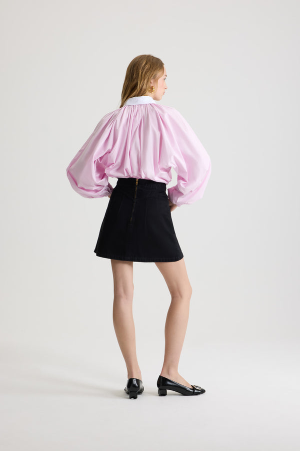 Patou - Blouse bouffante en popeline de coton bio - Pink Pearl - Blouse en coton bio rose perle. Silhouette volumineuse. Modèle légèrement court. Col classique contrastant. Fermeture par bouton dissimulé à l’avant. Manches ballon avec poignets élastiques. Ourlet bouffant.