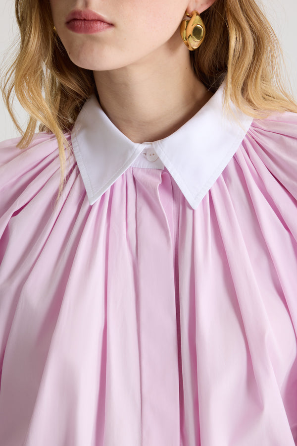 Patou - Blouse bouffante en popeline de coton bio - Pink Pearl - Blouse en coton bio rose perle. Silhouette volumineuse. Modèle légèrement court. Col classique contrastant. Fermeture par bouton dissimulé à l’avant. Manches ballon avec poignets élastiques. Ourlet bouffant.