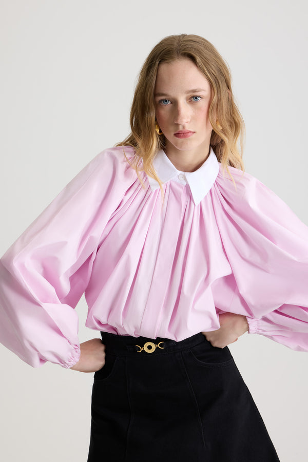 Patou - Blouse bouffante en popeline de coton bio - Pink Pearl - Blouse en coton bio rose perle. Silhouette volumineuse. Modèle légèrement court. Col classique contrastant. Fermeture par bouton dissimulé à l’avant. Manches ballon avec poignets élastiques. Ourlet bouffant.