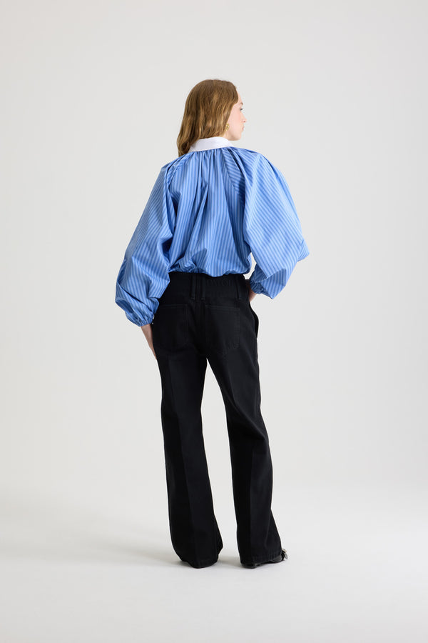Patou - 프린트 장식 오가닉 코튼 포플린 소재 버블 블라우스 - Ice Blue Stripes - 아이스 블루 컬러의 오가닉 코튼 블라우스. 스트라이프 패턴. 볼륨감 넘치는 실루엣. 세미 크롭 기장. 대조를 이루는 클래식 칼라. 앞면의 히든 버튼 클로저. 신축성 있는 커프스로 마감한 벌룬 슬리브. 버블 밑단.