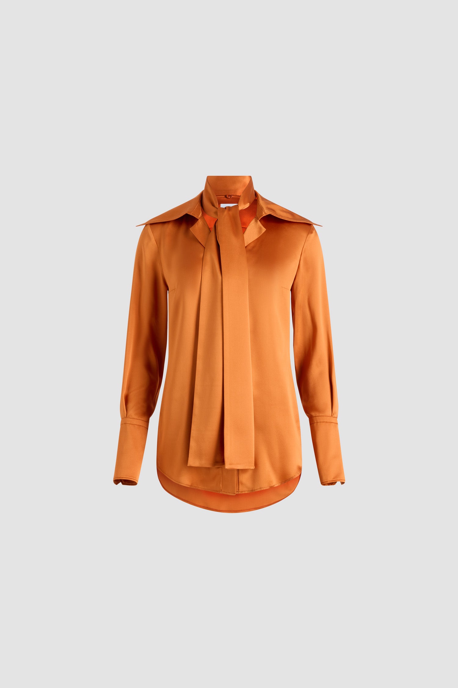 Patou - Bluse mit breitem Kragen aus Bio-Seide - Golden Oak - Bluse aus Bio-Seidensatin in Hafer-Gold. Breiter kubanischer Kragen mit abnehmbarer Schluppe. Verdeckte Knopfleiste vorne. Geknöpfte Manschetten. Falten an den Ärmeln und am Rücken. Aufgesticktes Patou Logo vorne.