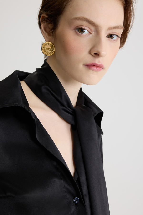 Patou - 오가닉 실크 소재 와이드 칼라 블라우스 - Black - 블랙 컬러의 오가닉 실크 새틴 블라우스. 탈착 가능한 라발리에르 스카프를 갖춘 와이드 캠프 칼라. 앞면의 히든 버튼 클로저. 버튼 디테일의 커프스. 슬리브와 뒷면의 플리츠. 앞면의 파투 로고 자수 장식.