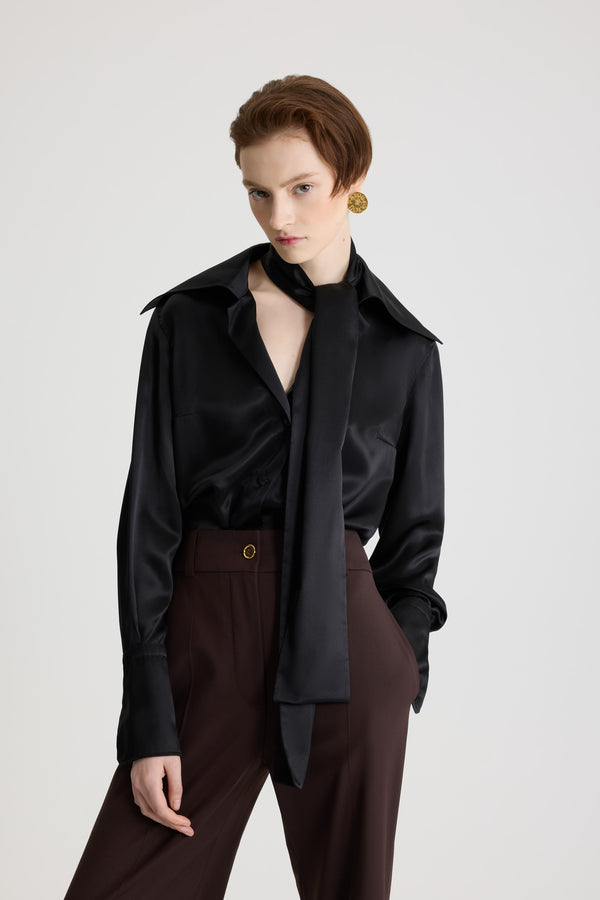 Patou - 오가닉 실크 소재 와이드 칼라 블라우스 - Black - 블랙 컬러의 오가닉 실크 새틴 블라우스. 탈착 가능한 라발리에르 스카프를 갖춘 와이드 캠프 칼라. 앞면의 히든 버튼 클로저. 버튼 디테일의 커프스. 슬리브와 뒷면의 플리츠. 앞면의 파투 로고 자수 장식.