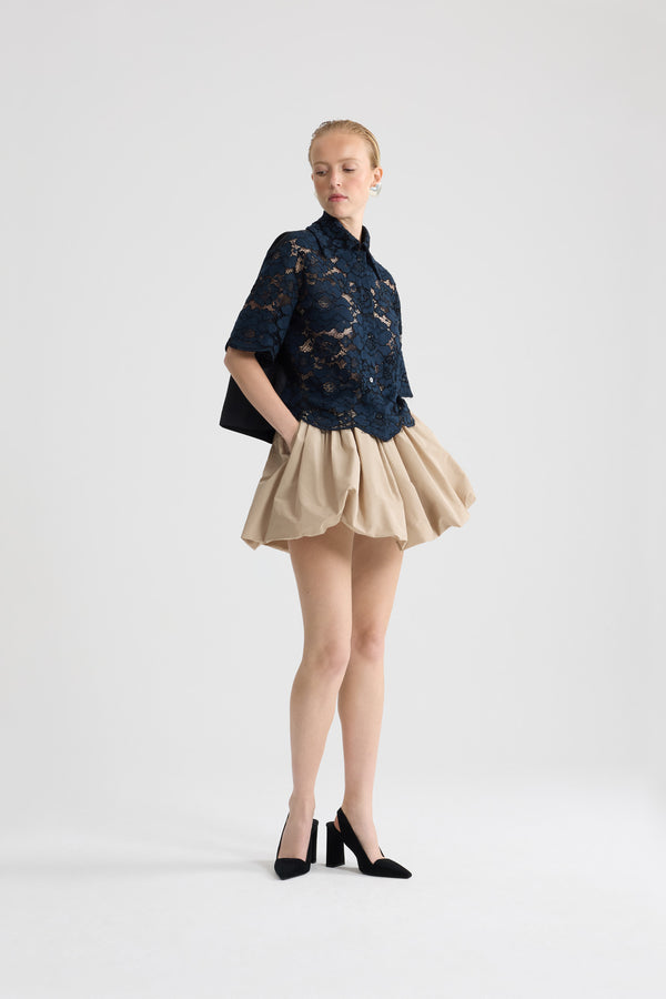 Patou - Camicia a maniche corte in misto cotone eco-responsabile - Deep Sea Blue - Camicia a maniche corte in misto cotone eco-responsabile blu navy. Ricamo floreale. Colletto classico. Taglio aderente.