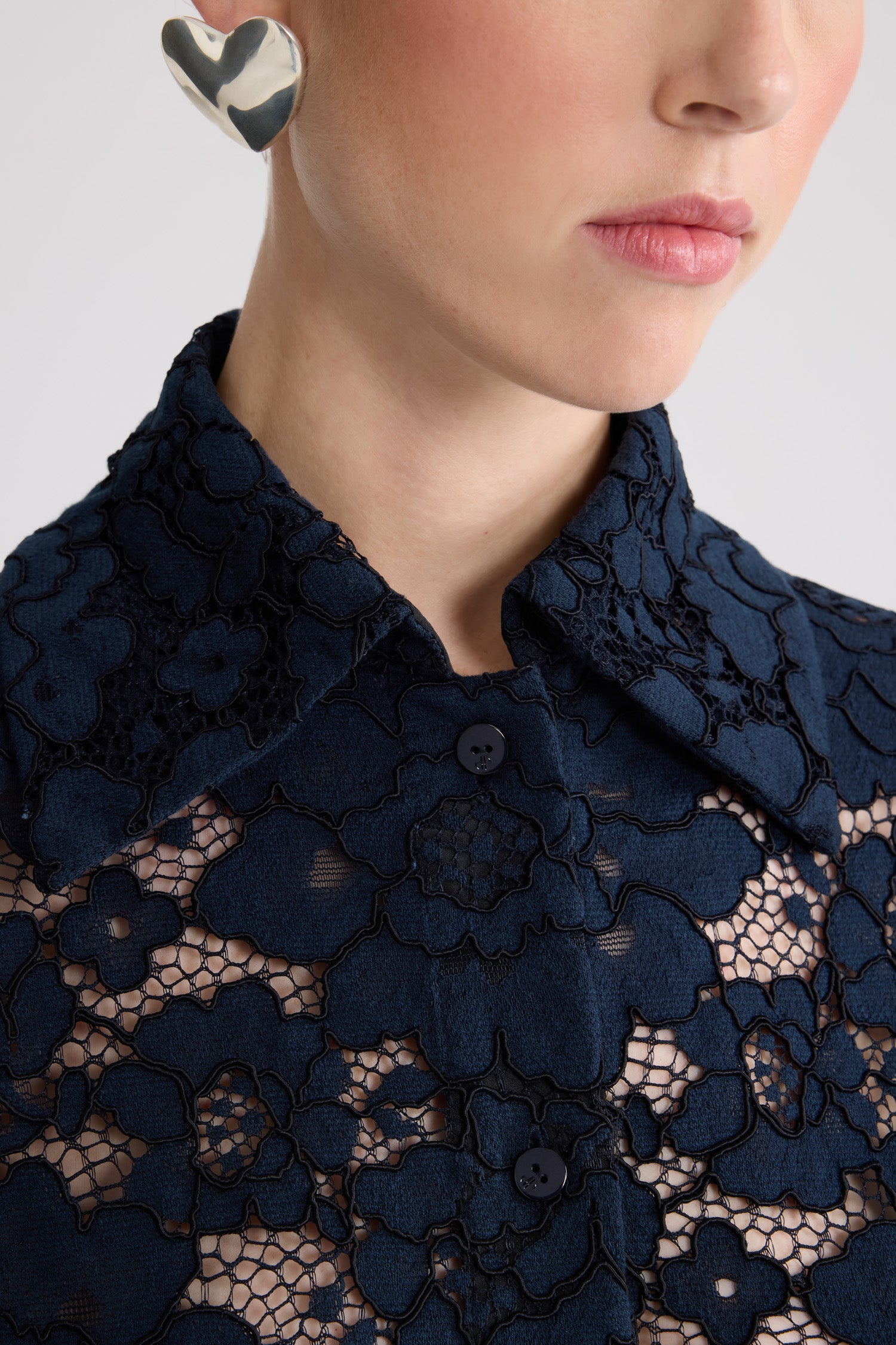 Patou - Camicia a maniche corte in misto cotone eco-responsabile - Deep Sea Blue - Camicia a maniche corte in misto cotone eco-responsabile blu navy. Ricamo floreale. Colletto classico. Taglio aderente.