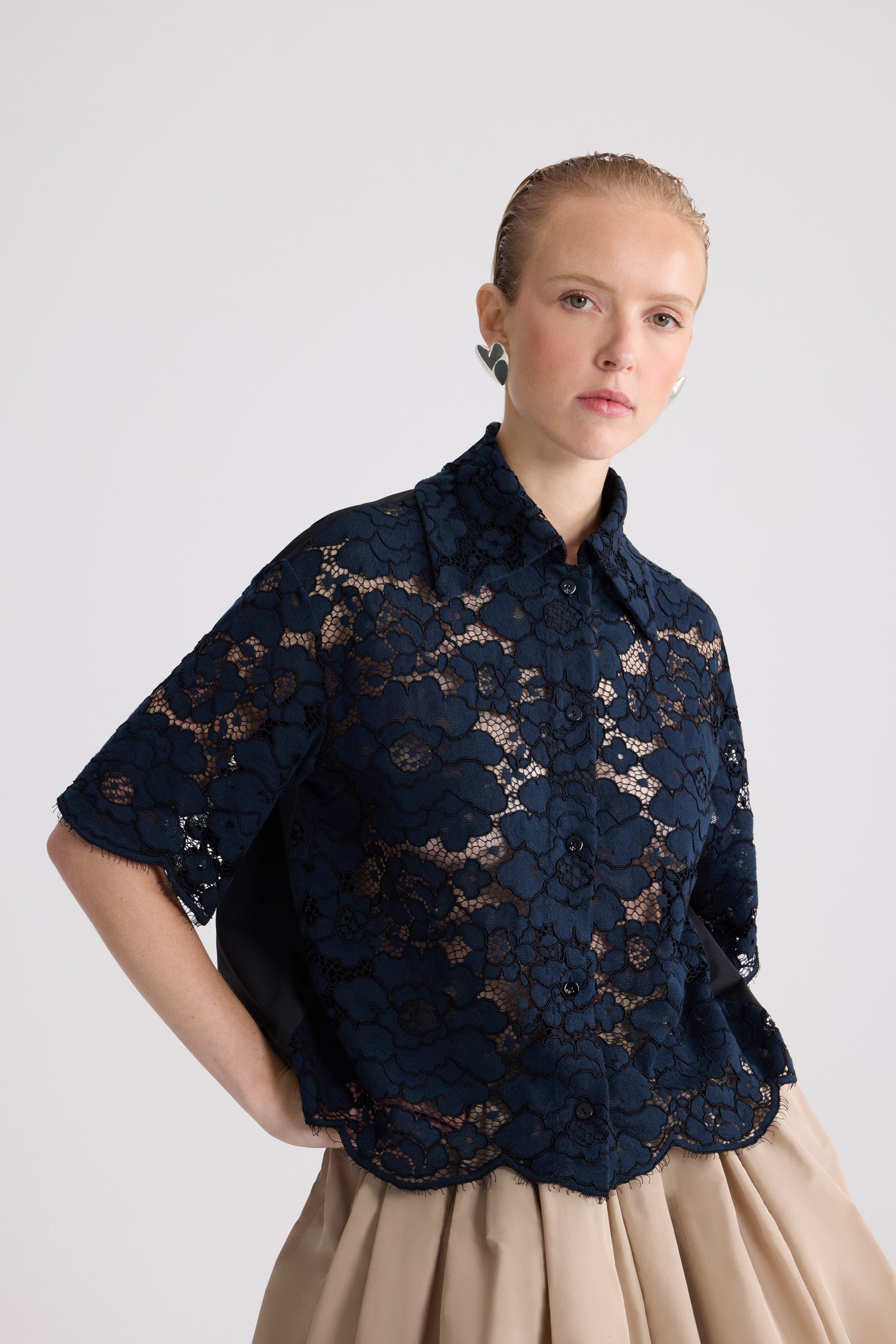 Patou - Camicia a maniche corte in misto cotone eco-responsabile - Deep Sea Blue - Camicia a maniche corte in misto cotone eco-responsabile blu navy. Ricamo floreale. Colletto classico. Taglio aderente.