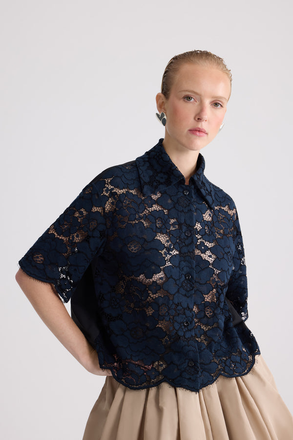 Patou - Camicia a maniche corte in misto cotone eco-responsabile - Deep Sea Blue - Camicia a maniche corte in misto cotone eco-responsabile blu navy. Ricamo floreale. Colletto classico. Taglio aderente.