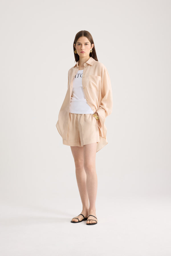 Patou - シルク混紡 オーバーサイズ ビーチシャツ - Shell Beach Stripes - アプリコットベージュカラーのシャツ、イエロー＆ピンクカラーのストライプ入り。長袖。この作品は、ギヨーム・アンリがデザインした「Patou Plage」カプセルコレクションからのもので。