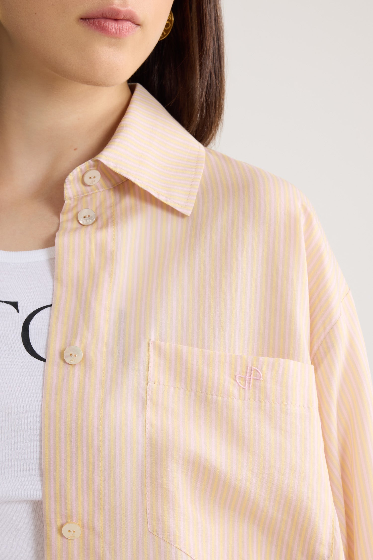 Patou - Camicia da spiaggia oversize in seta mista - Shell Beach Stripes - Camicia beige albicocca, a righe gialle e rosa. Maniche lunghe.Questo capo fa parte della Capsule &amp;quot;Patou Plage&amp;quot;, ideata da Guillaume Henry.