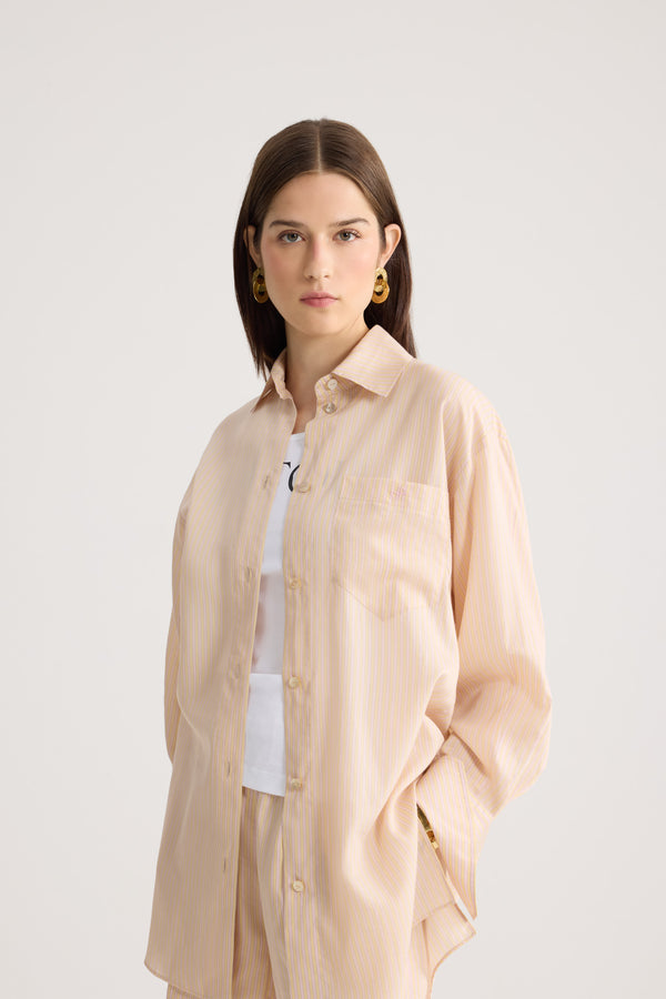 Patou - シルク混紡 オーバーサイズ ビーチシャツ - Shell Beach Stripes - アプリコットベージュカラーのシャツ、イエロー＆ピンクカラーのストライプ入り。長袖。この作品は、ギヨーム・アンリがデザインした「Patou Plage」カプセルコレクションからのもので。