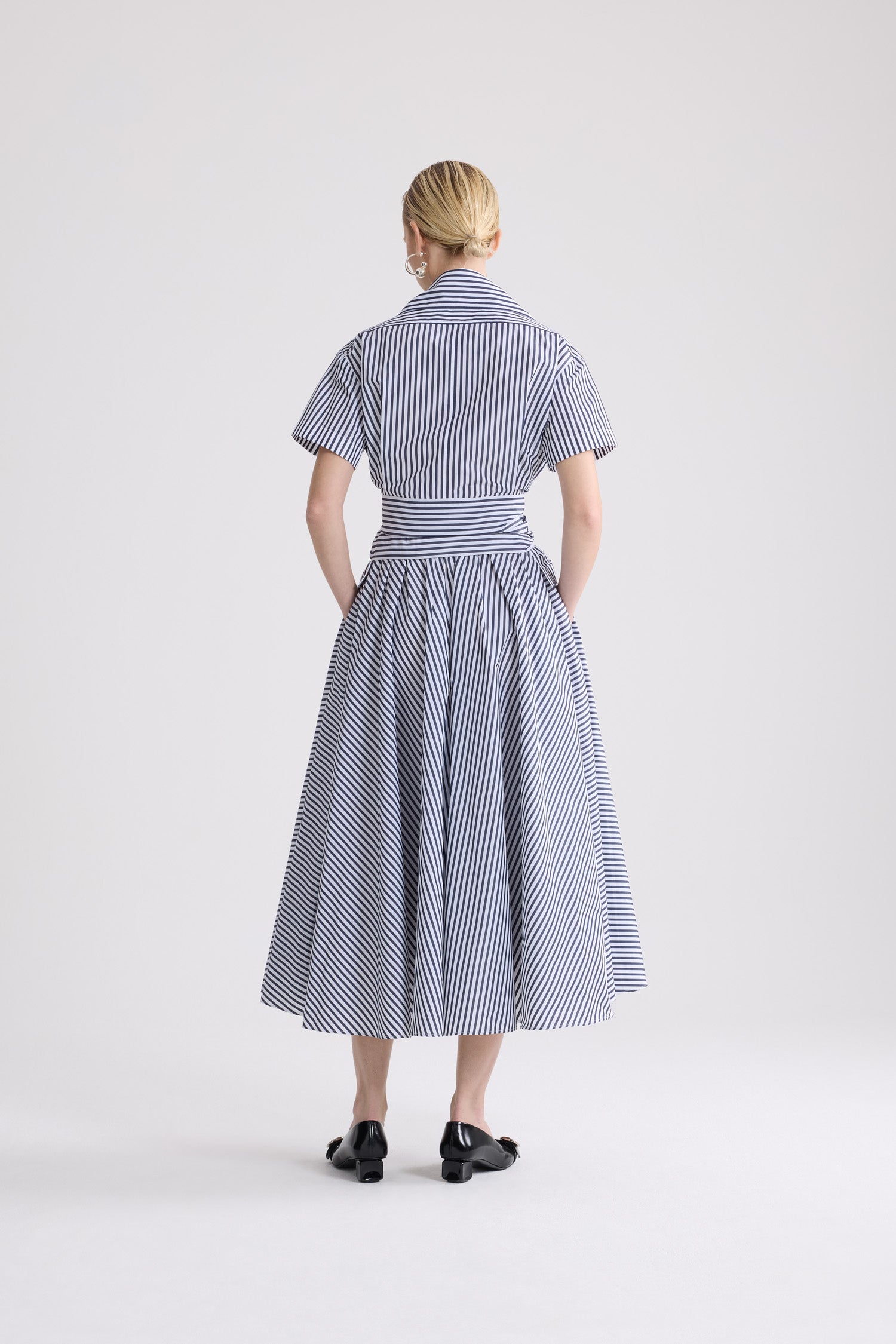 Patou - Chemise nouée en faille recyclée - Offshore Stripes - Chemise nouée à rayures bleues et blanches. Manches courtes. Col chemise. Détail noué à la taille.