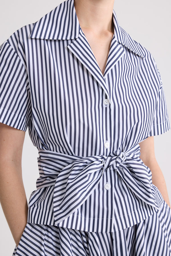 Patou - Camicia annodata in faille riciclata - Offshore Stripes - Camicia annodata a righe blu e bianche. Maniche corte. Colletto a camicia. Dettaglio annodato in vita.