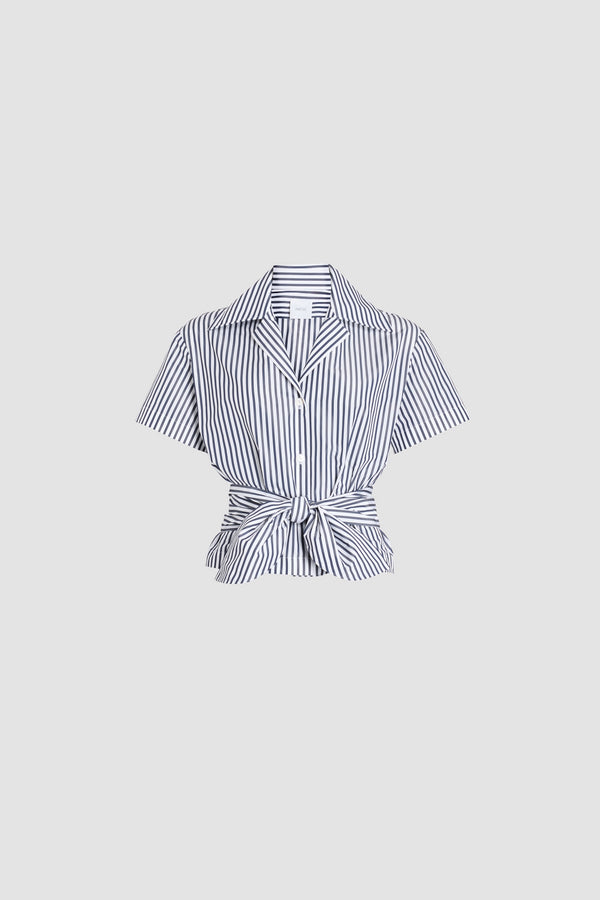 Patou - Camicia annodata in faille riciclata - Offshore Stripes - Camicia annodata a righe blu e bianche. Maniche corte. Colletto a camicia. Dettaglio annodato in vita.